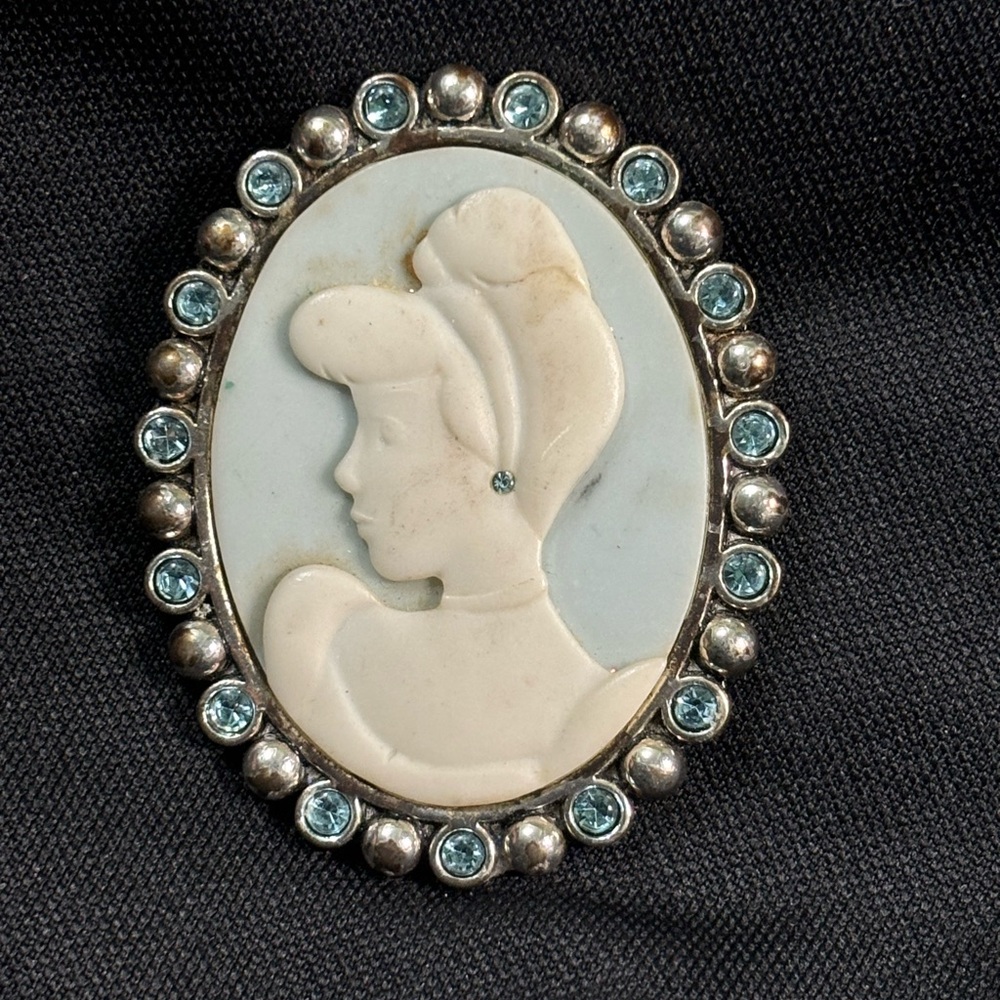 RARE CINDERELLA DISNEY Cameo Brooch with Blue STONES